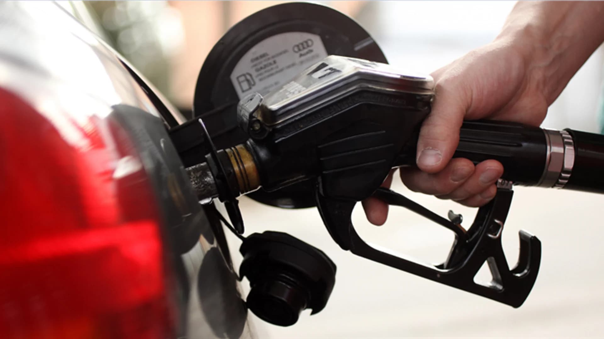Gas prices remain high in NJ as holiday weekend approaches