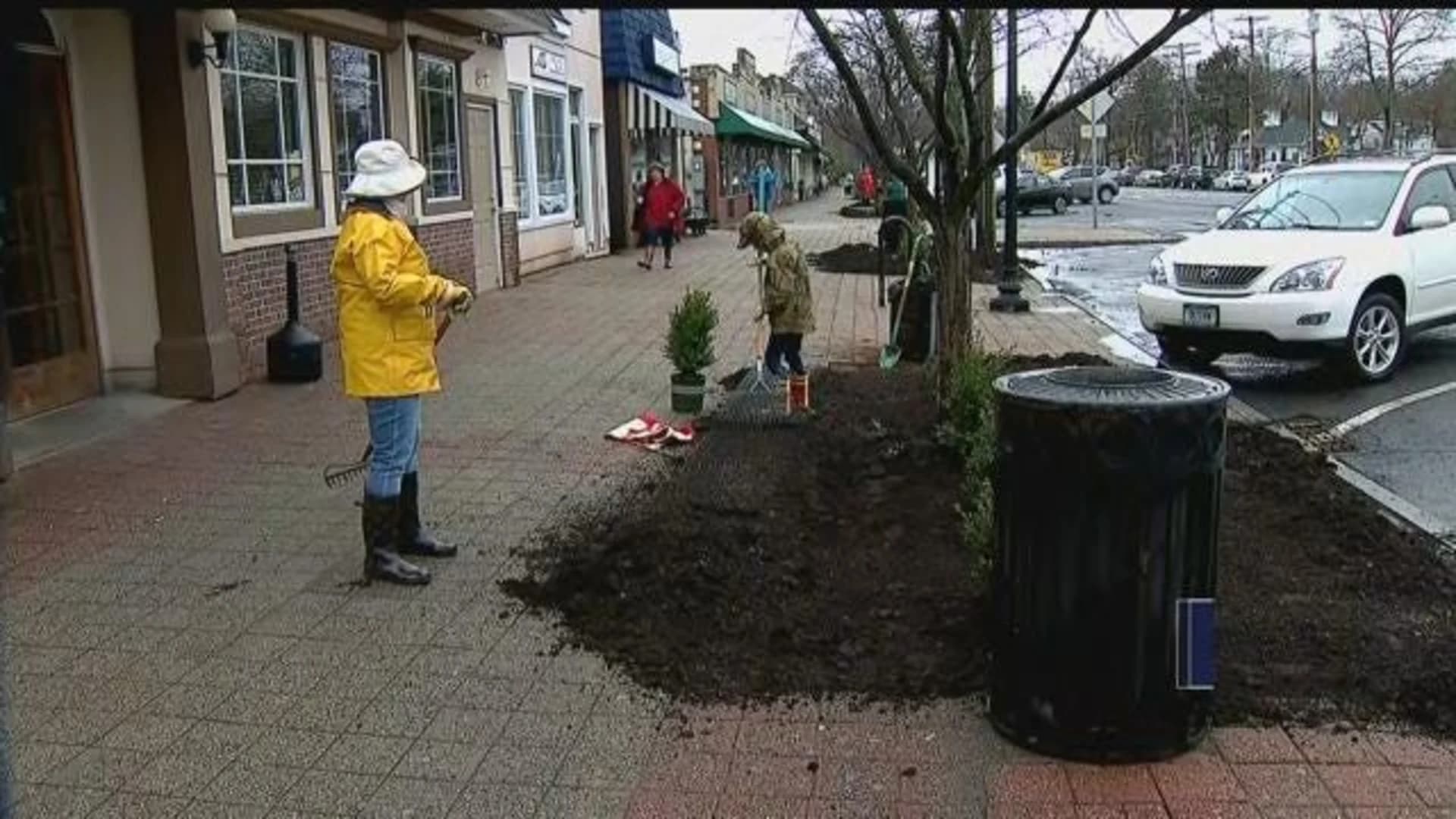 Volunteers clean up Stratford ahead of Earth Day