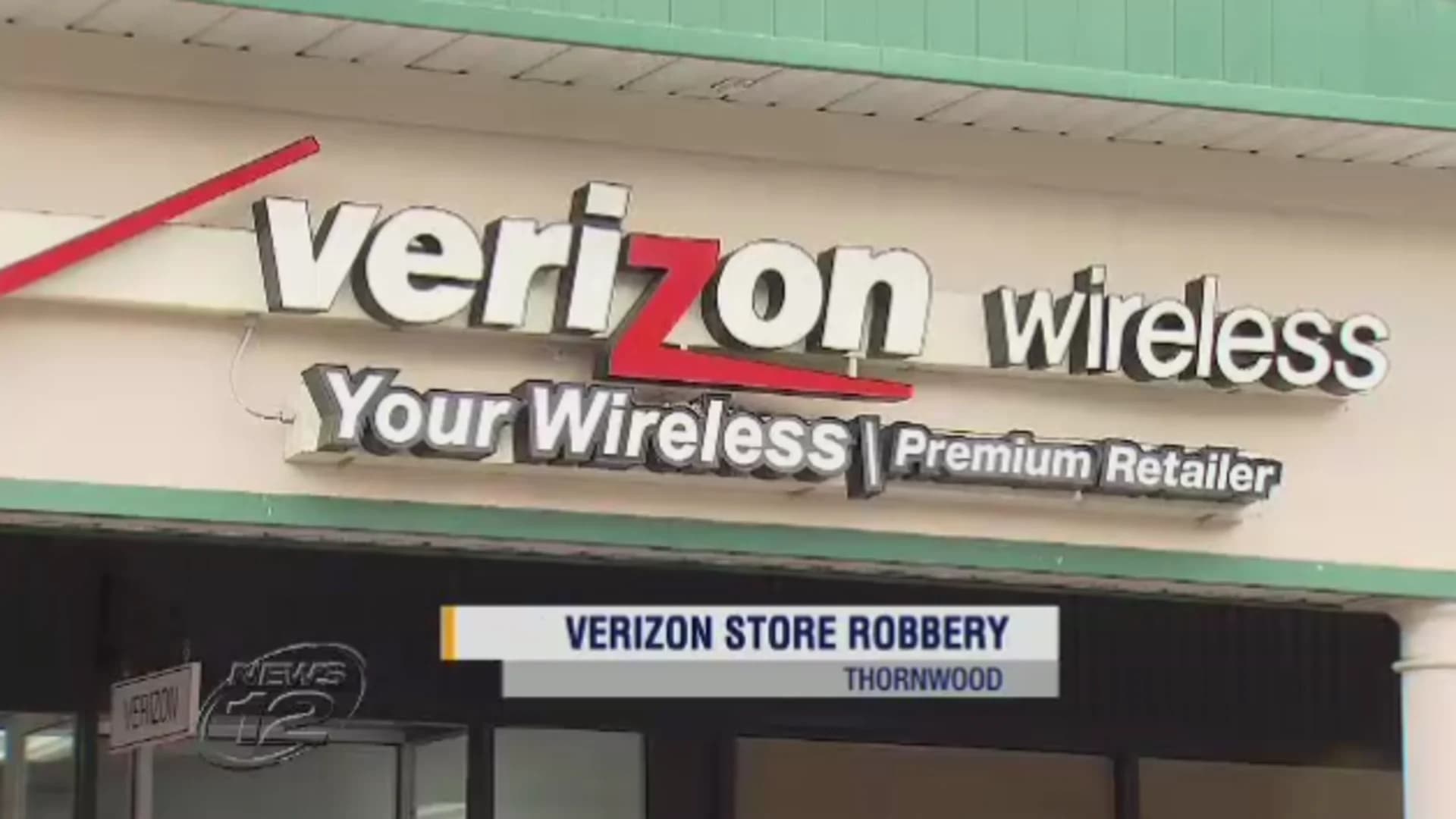 Armed robbers hold up Verizon retailer store in Thornwood