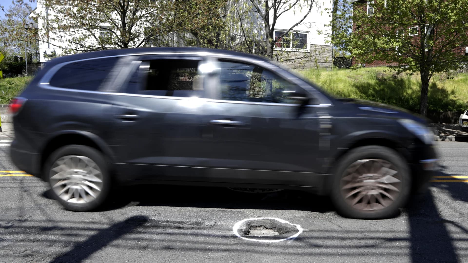 Guide: Tips for avoiding car damage from potholes
