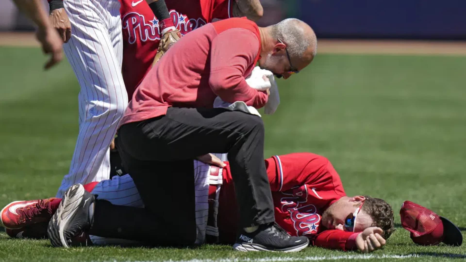 Phillies’ Rhys Hoskins taken off field with left knee injury
